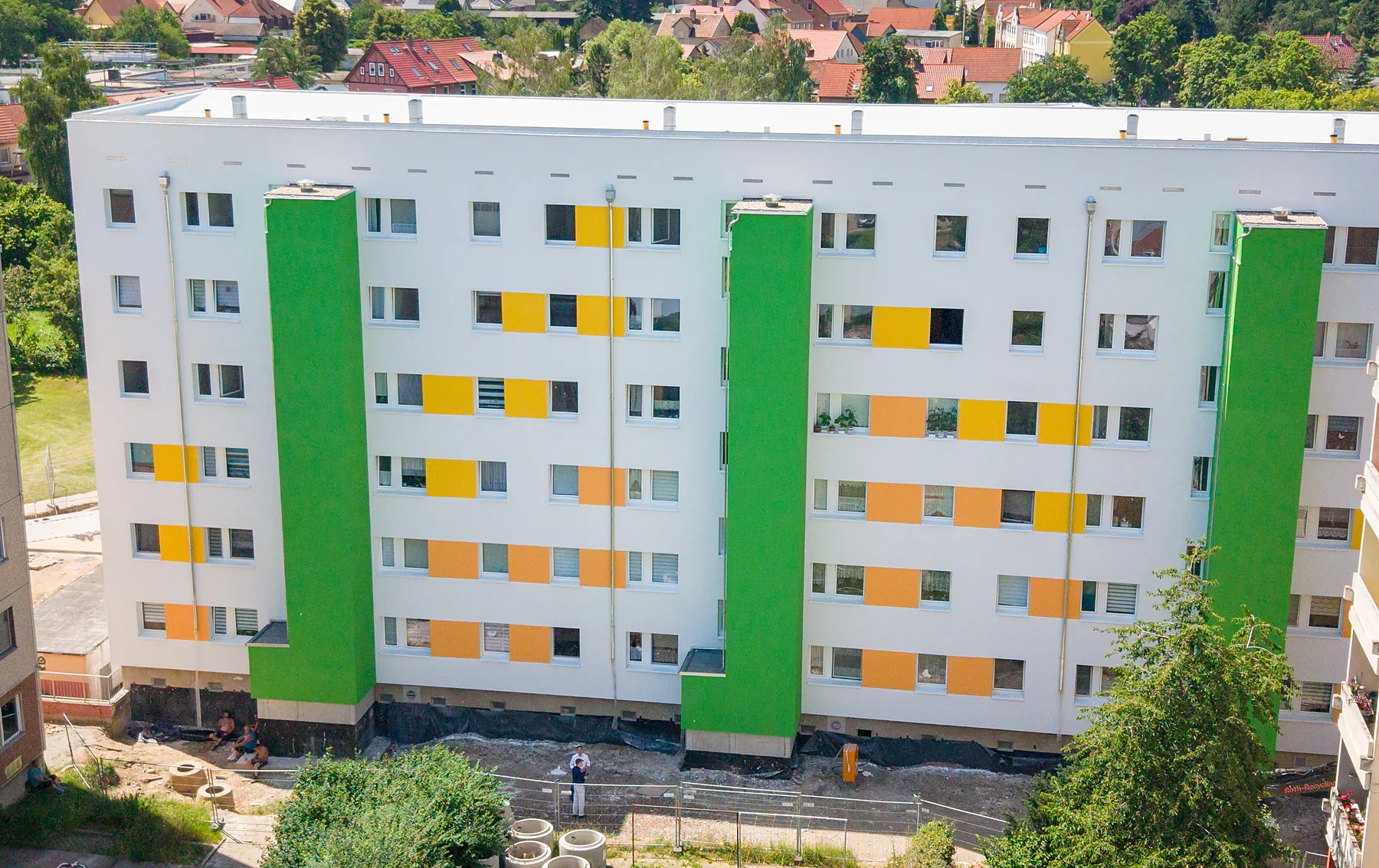 Sanierter Wohnblock mit Fassade in Weiß, Grün und Gelb, Wohnungsgenossenschaft Thale