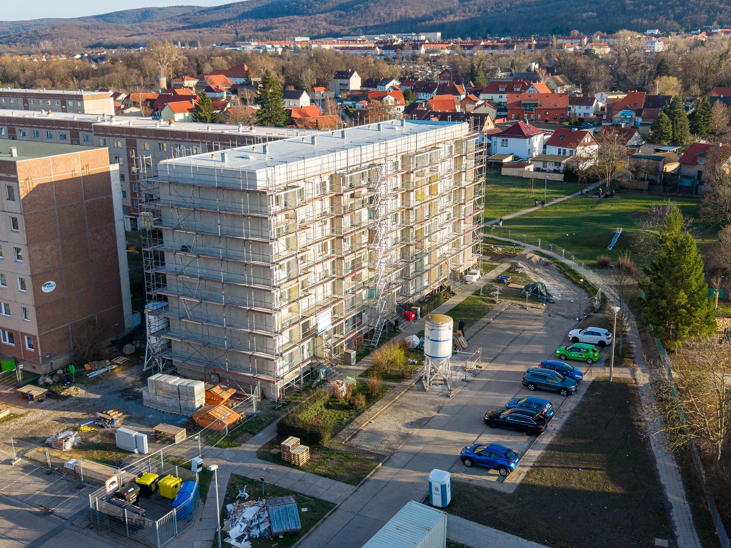 Wohnblock im Baugerüst während der Sanierung, Drohnenfoto aus Thale