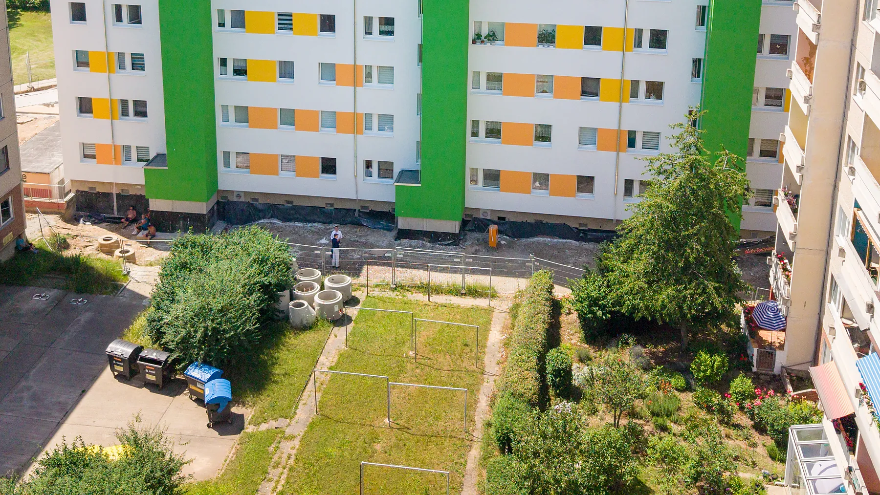 Innenhof mit Gärten vor einem sanierten Wohnblock in Thale