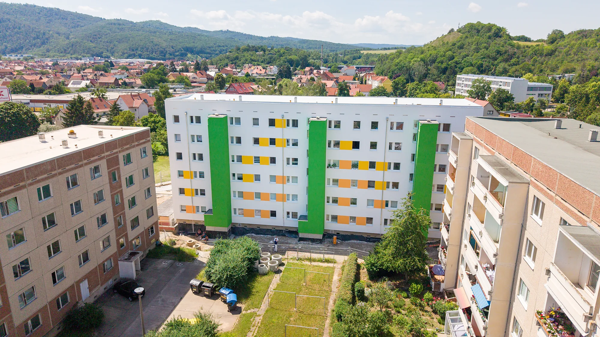 Sanierter Wohnblock der Wohnungsgenossenschaft Thale, Drohnenfoto